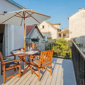 Apartament Zlatin Dvor - For 3, Terrace, Center, At 5-min, Bike Friendly, Trogir